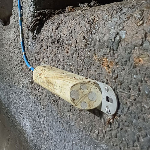 NIVUS PKM Sensor zur Erfassung von AFSeq ist an einer Kanalwand befestigt.