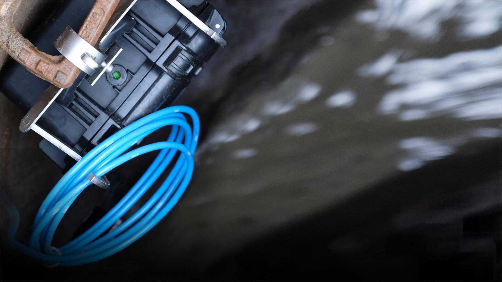 NivuFlow Mobile an Steigbügel eines Kanals hängend.