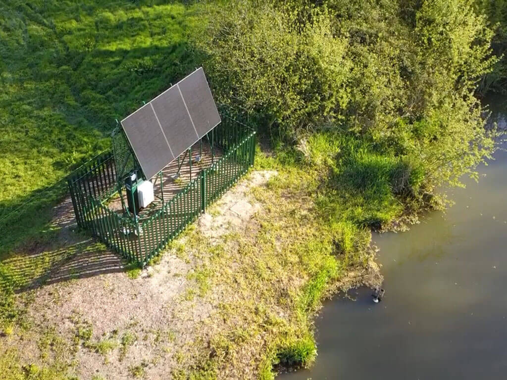 Solaranlage mit drahtloser Kommunikation und satellitengestützter Zeitsteuerung